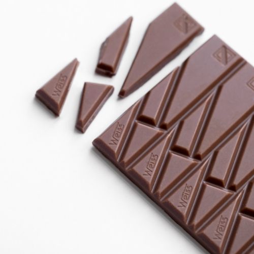 Une Tablette De Chocolat Avec Du Chocolat Et Des Barres De